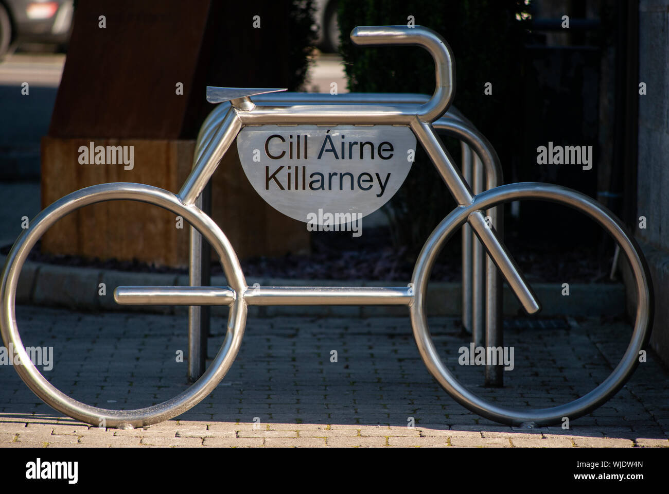 Support de stationnement de vélo de conception innovante ou porte-vélos en forme de vélo comme détail de l'environnement urbain à Killarney ou Cill Airne County Kerry Irlande Banque D'Images