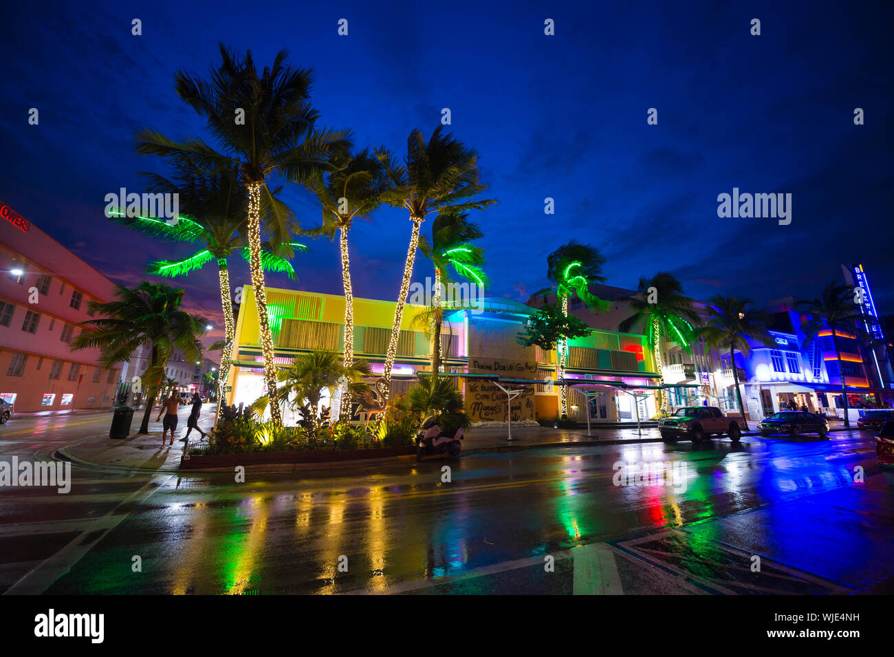 MIAMI - 02 septembre 2019 : Les lumières colorées de clubs réfléchir sur Ocean Drive, vidé de la fin de semaine du travail foule comme l'Ouragan Dorian approches. Banque D'Images