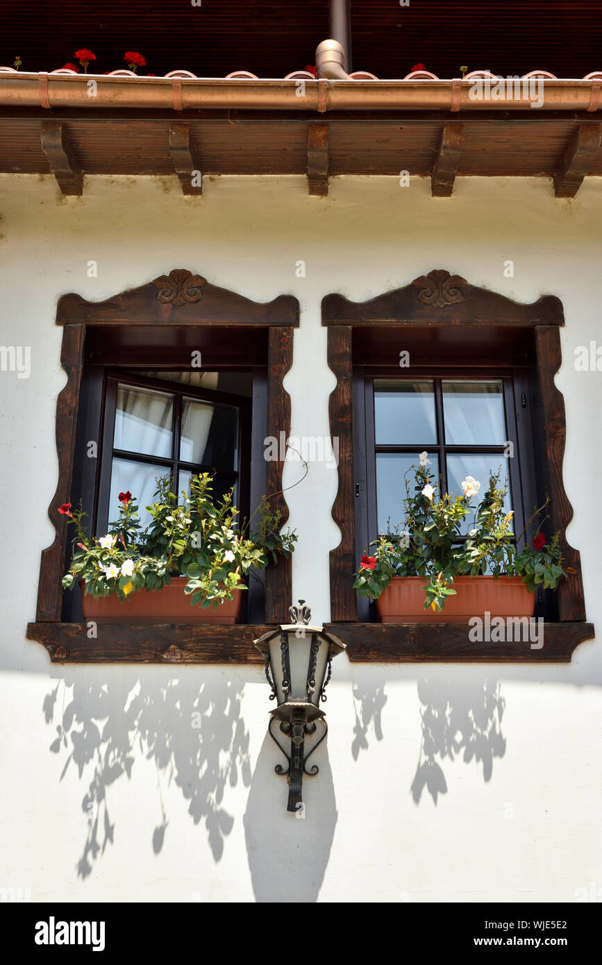 Fenêtre traditionnelle dans la plus vieille rue de Veliko Tarnovo, le général Gurko street, avec de charmantes maisons anciennes. Veliko Tarnovo, Bulgarie Banque D'Images