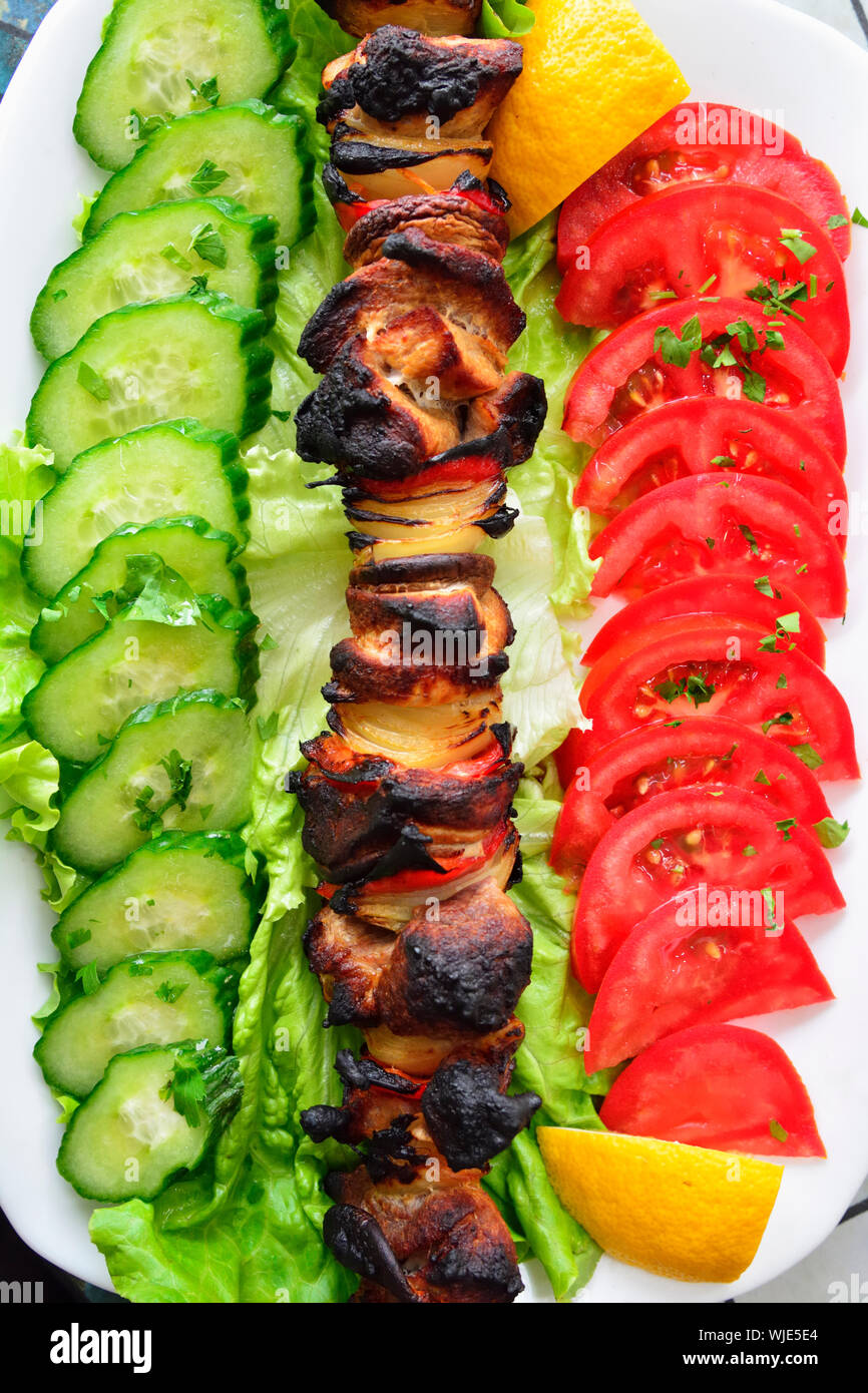 Épée de porc mariné (morceaux de viande de porc avec des légumes). Veliko Tarnovo, Bulgarie Banque D'Images