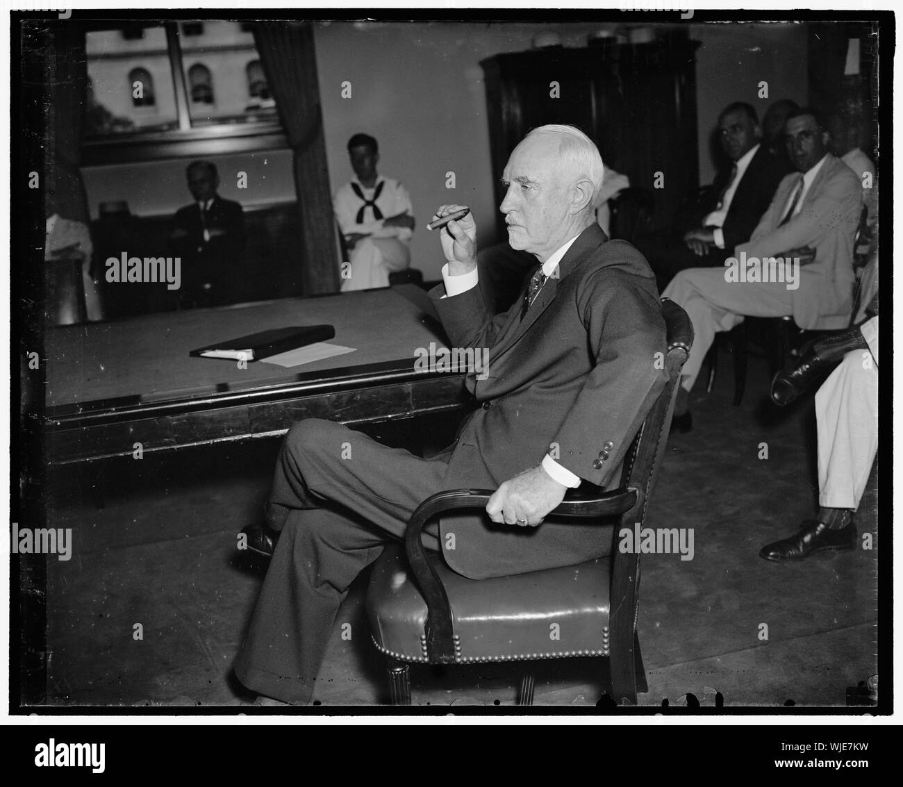Chef Federal Home Loan Bank Board. Washington, D.C., le 9 juillet. H. John Fahey, président de la Federal Home Loan Bank Board, qu'il était apparu à l'audience du Comité sénatorial spécial sur la réorganisation de la branche exécutive du gouvernement grâce à la fusion de la Federal Housing Administration et la Federal Home Loan Bank nouveaux arrivants. 7/9/37 Banque D'Images