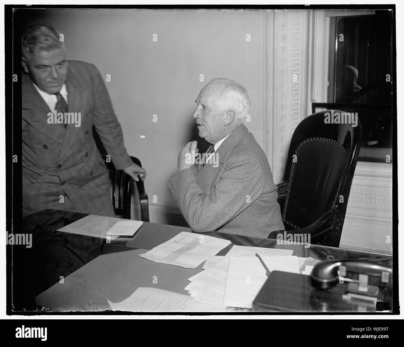 Chef de délégation américaine à neuf puissance nucléaires conférence. Washington, D.C., le 18 octobre. Norman Davis, directeur délégué américain à la Conférence des neuf puissances signataires du Traité de Bruxelles, le Département d'État à aujourd'hui où il a rencontré les autres membres de la délégation américaine. 10/18/37 Banque D'Images