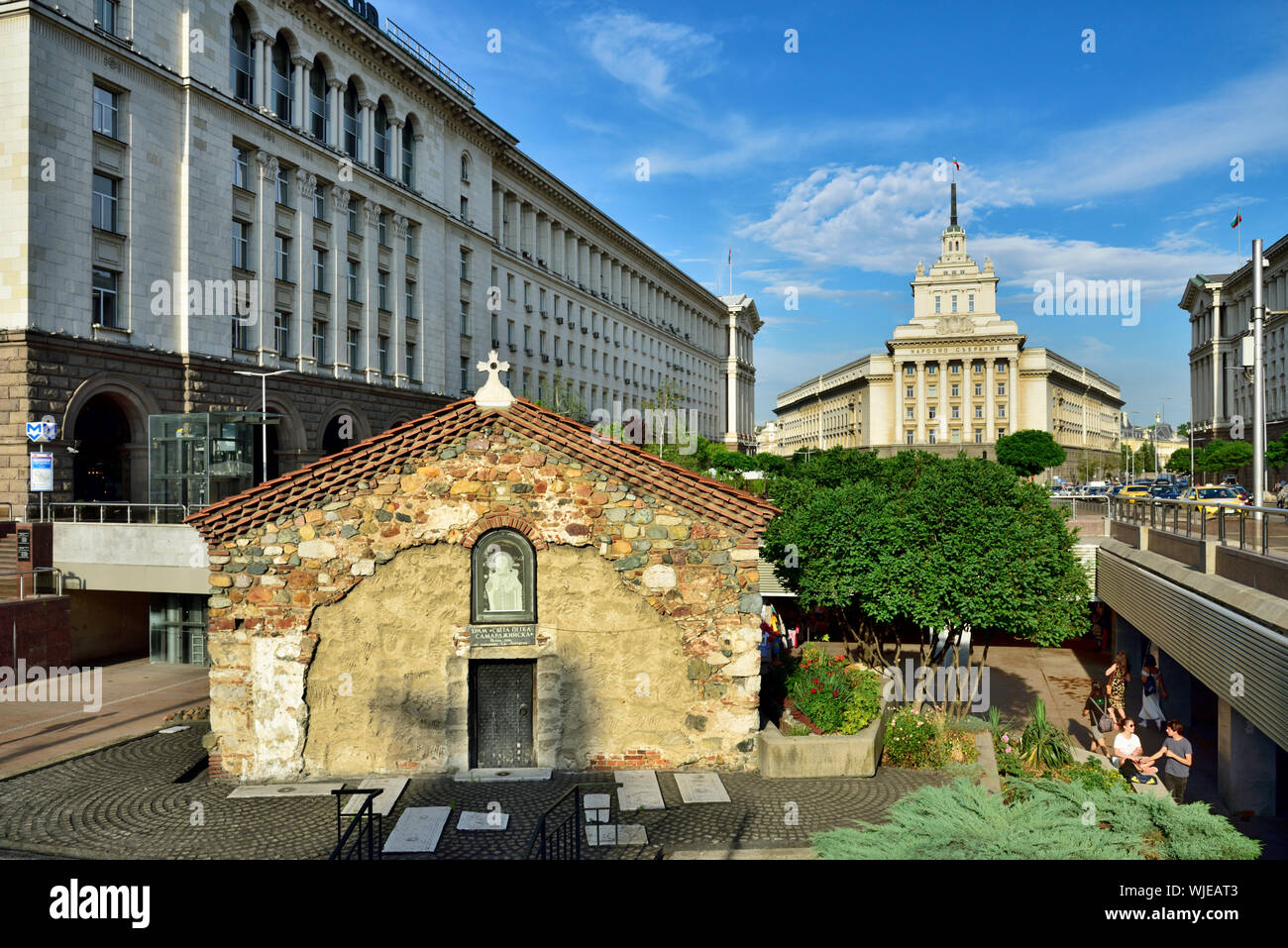 L'église de St Petka des selliers, et sur l'arrière-plan l'édifice de l'ancien siège du Parti communiste. Sofia, Bulgarie Banque D'Images