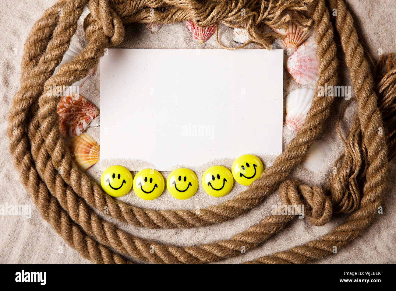 Shell, sand & feuille de papier Banque D'Images