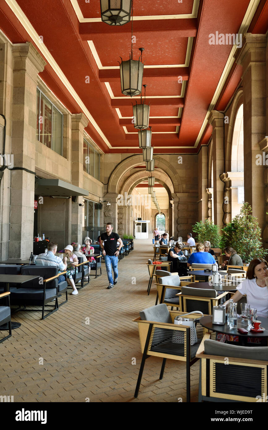 Restaurant et bar dans le centre de vente au détail Tsum à la place de l'indépendance. Sofia, Bulgarie Banque D'Images