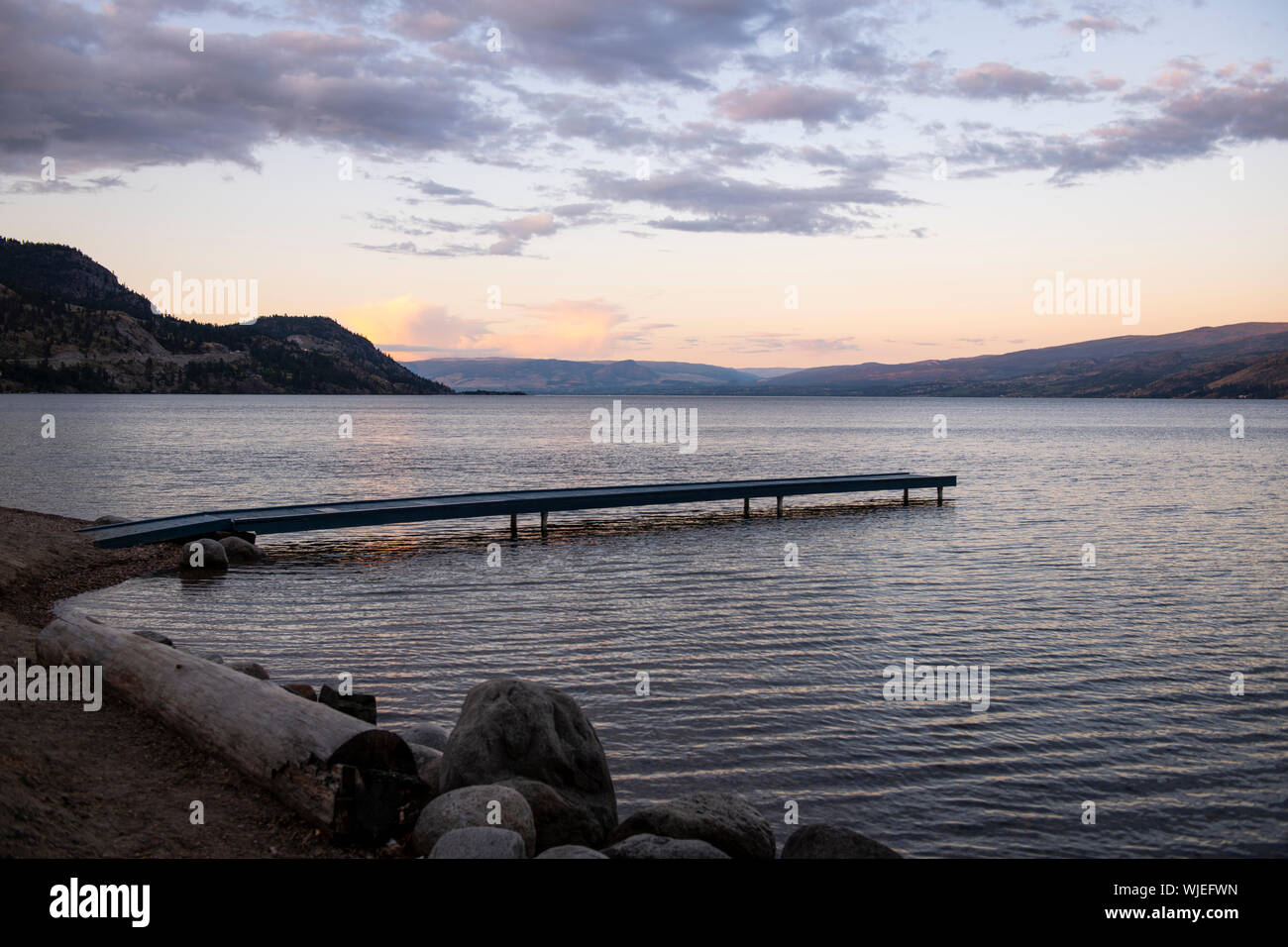 Au coucher du soleil Vue du lac Okanagan à Peachland, British Columbia, Canada Banque D'Images