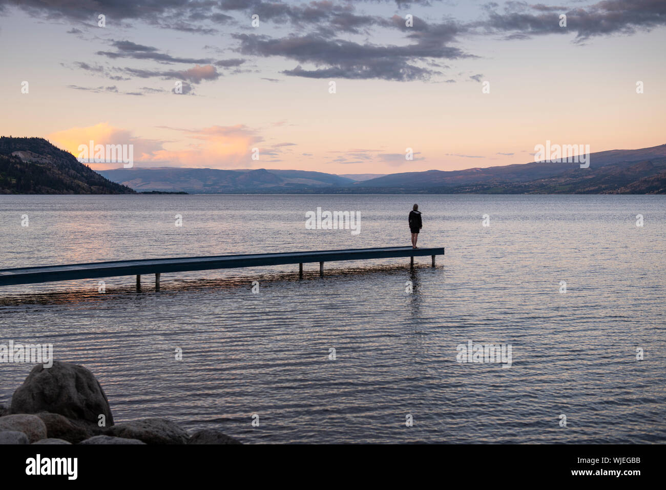 Au coucher du soleil Vue du lac Okanagan à Peachland, British Columbia, Canada Banque D'Images