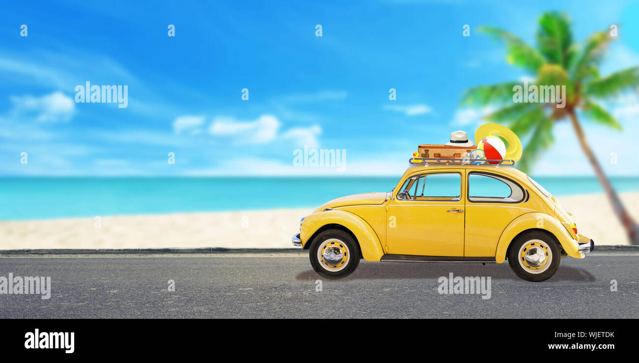 Location avec assurance sur le toit sur la route. La plage, la mer, palm nad en arrière-plan. Concept voyages d'été. Copie espace à côté. Banque D'Images