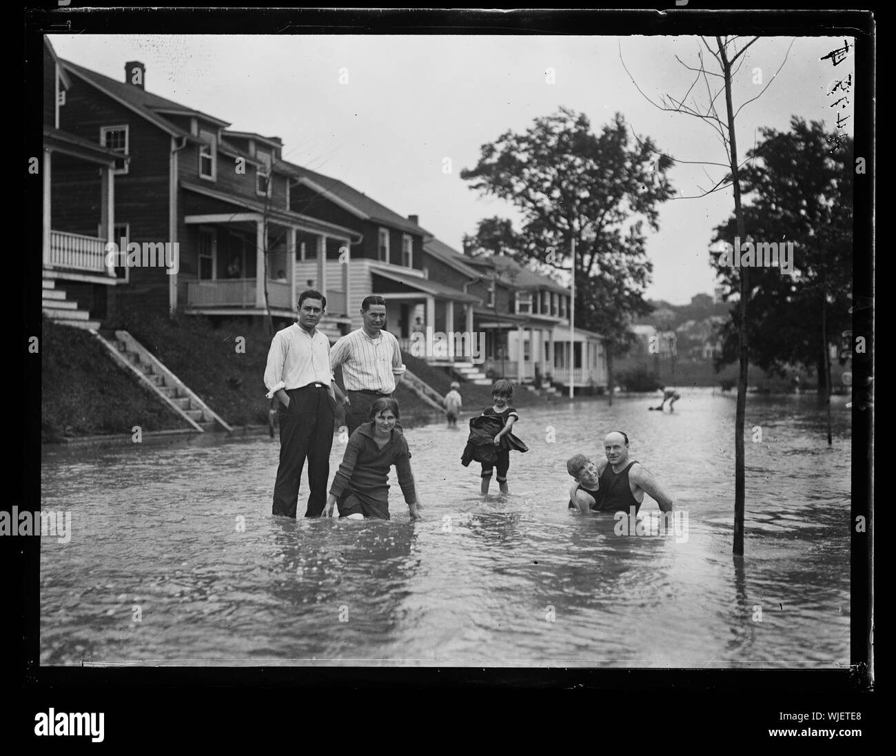 La pluie le plus lourd dans la région de Washington en années. Ici, au nord, à l'aide de Virginie Rosemount leurs rues qu'une piscine. Sept 1922 Banque D'Images