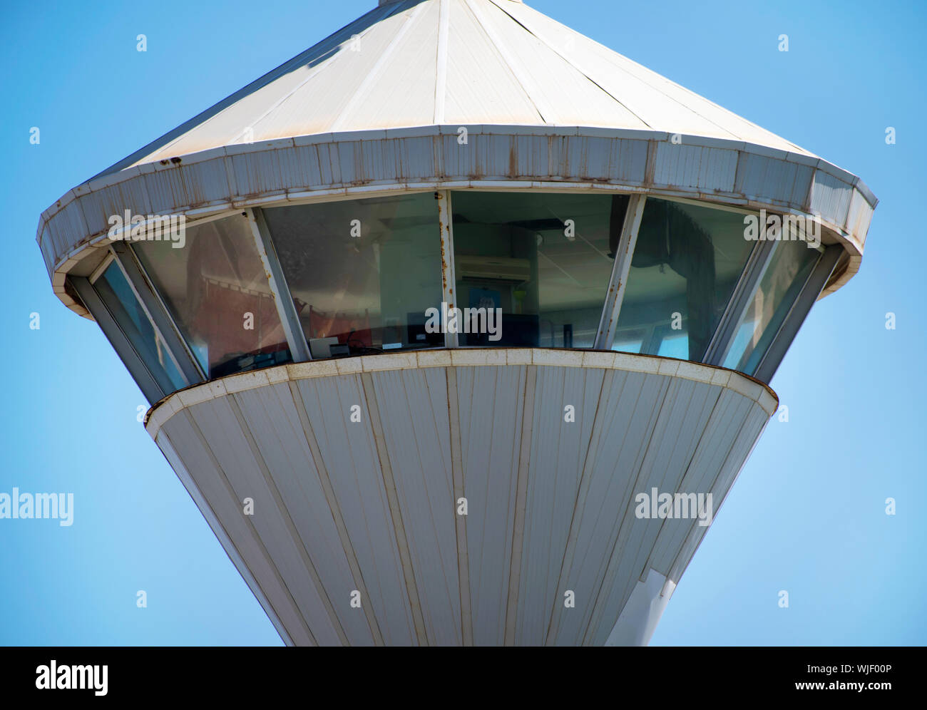 La tour de contrôle de vigilance pour les départs et arrivées à l'aéroport. La tour du port de Port ou de contrôle ou de vigilance contre un ciel bleu clair en Espagne en 2019. Banque D'Images
