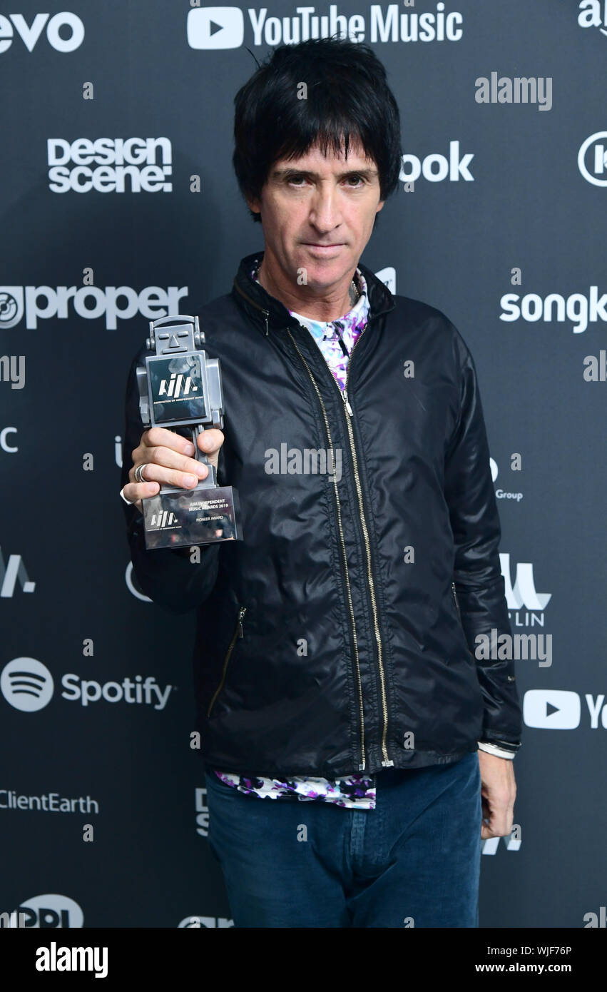 Johnny Marr avec le Pioneer Award au but Independent Music Awards 2019 qui a eu lieu au Roundhouse de Londres. Banque D'Images