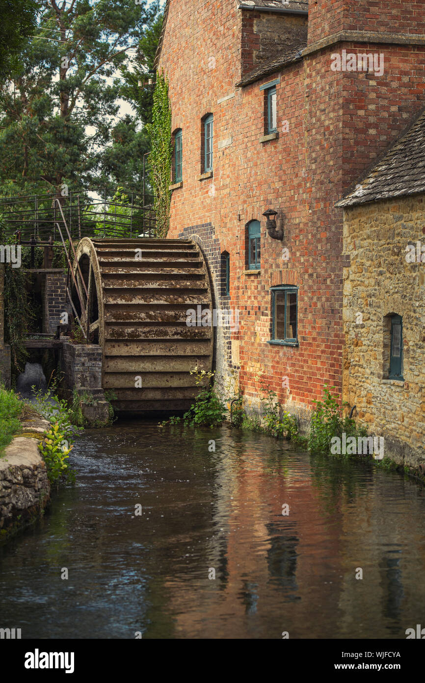 Ancien moulin à eau à Lower Slaughter dans les Cotswolds, England, UK Banque D'Images