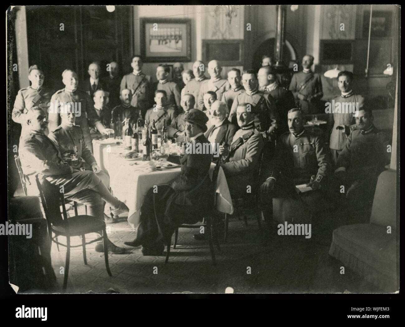 Helen Johns assis Kirtland à table avec des officiers militaires italiens près de la rivière Piave, Italie Banque D'Images