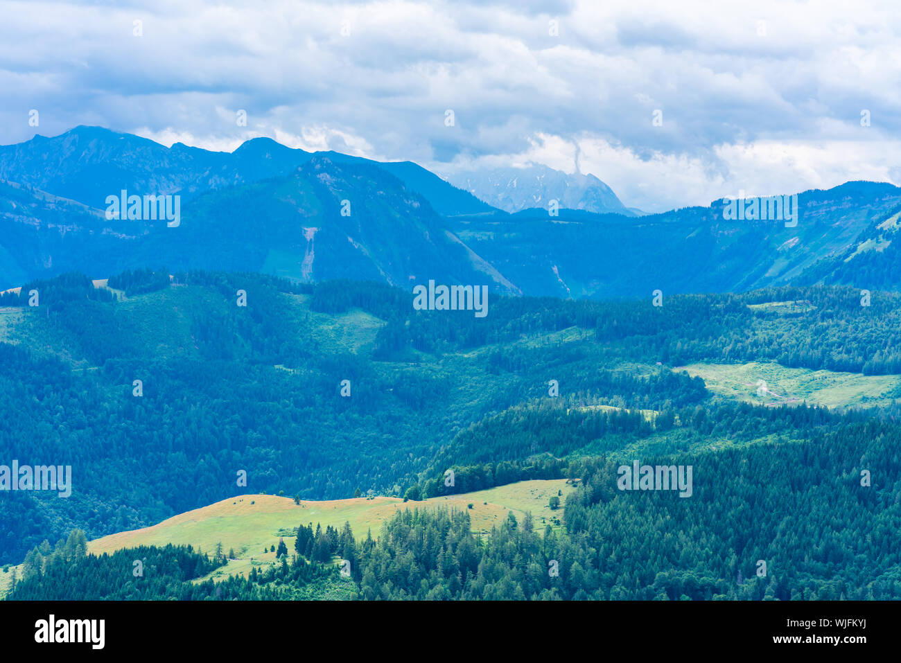 Sur les montagnes dans la distance de la montagne de St Gilgen Zwolferhorn dans dans la région du Salzkammergut, Autriche Banque D'Images