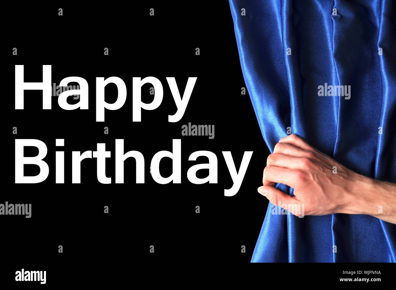 Joyeux anniversaire carte avec la main et rideau bleu Banque D'Images