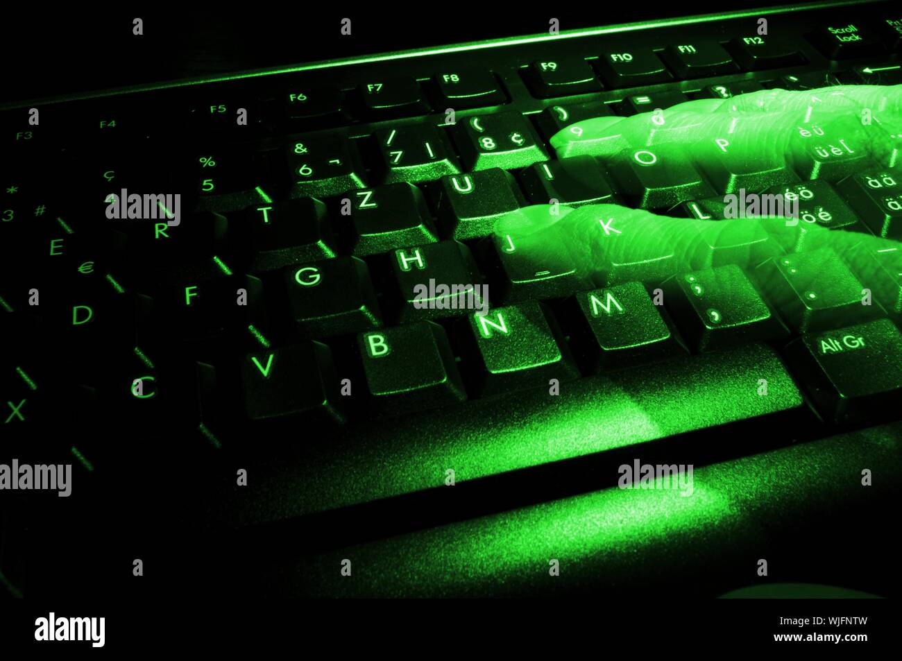Clavier de l'ordinateur avec les doigts la nuit ghost Banque D'Images