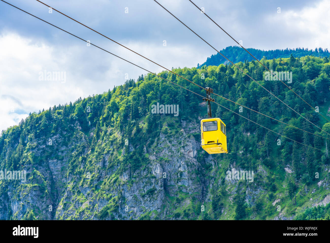 Gondole téléphérique Seilbahn jaune contre Zwolferhorn mountain à St.Gilgen, Autriche Banque D'Images