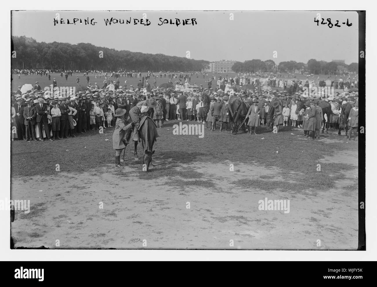 Aider un soldat blessé Banque D'Images