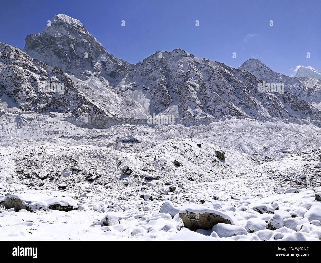 Montagnes de l'Himalaya au matin après les chutes de neige récentes. White silence, calme absolu ; tranquillité et calme concept Banque D'Images