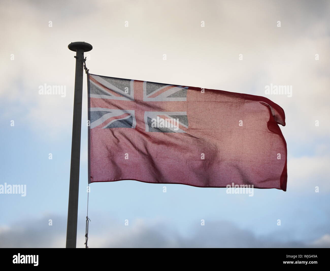 Queenborough, Kent, UK. 3 Septembre, 2019. Voler le Red Ensign de la marine marchande de jour - Une cérémonie de lever du drapeau dans Queenborough, Kent a eu lieu cette soirée organisée par la ville de Queenborough Conseil dans le cadre de cet événement national pour honorer les hommes et les femmes courageux qui ont gardé notre île 'nation' à flot pendant les deux guerres mondiales, et de célébrer notre dépendance à l'égard de jour moderne de mer de la marine marchande qui sont responsables de 95  % des importations. L'événement est promu par le Fonds de la marine marchande et de gens au Royaume-Uni. Credit : James Bell/Alamy Live News Banque D'Images