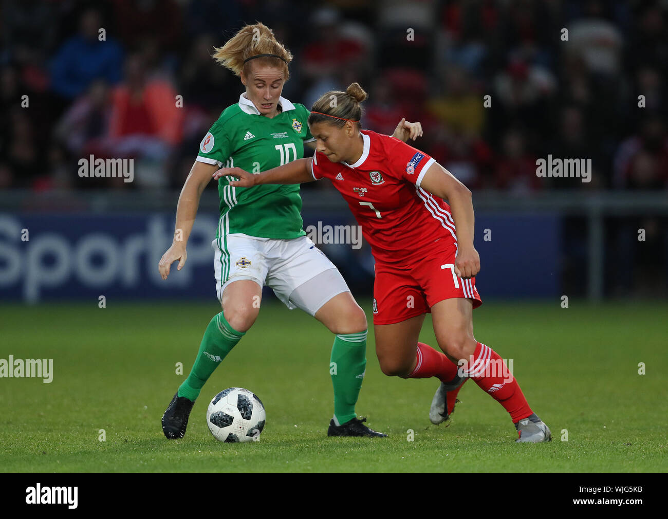 Pays de Galles' Emma Jones est abordé par l'Irlande du Nord Rachel Furness au cours de l'UEFA Women's Euro 2021 Groupe admissible C match à Rodney Parade, Newport. Banque D'Images