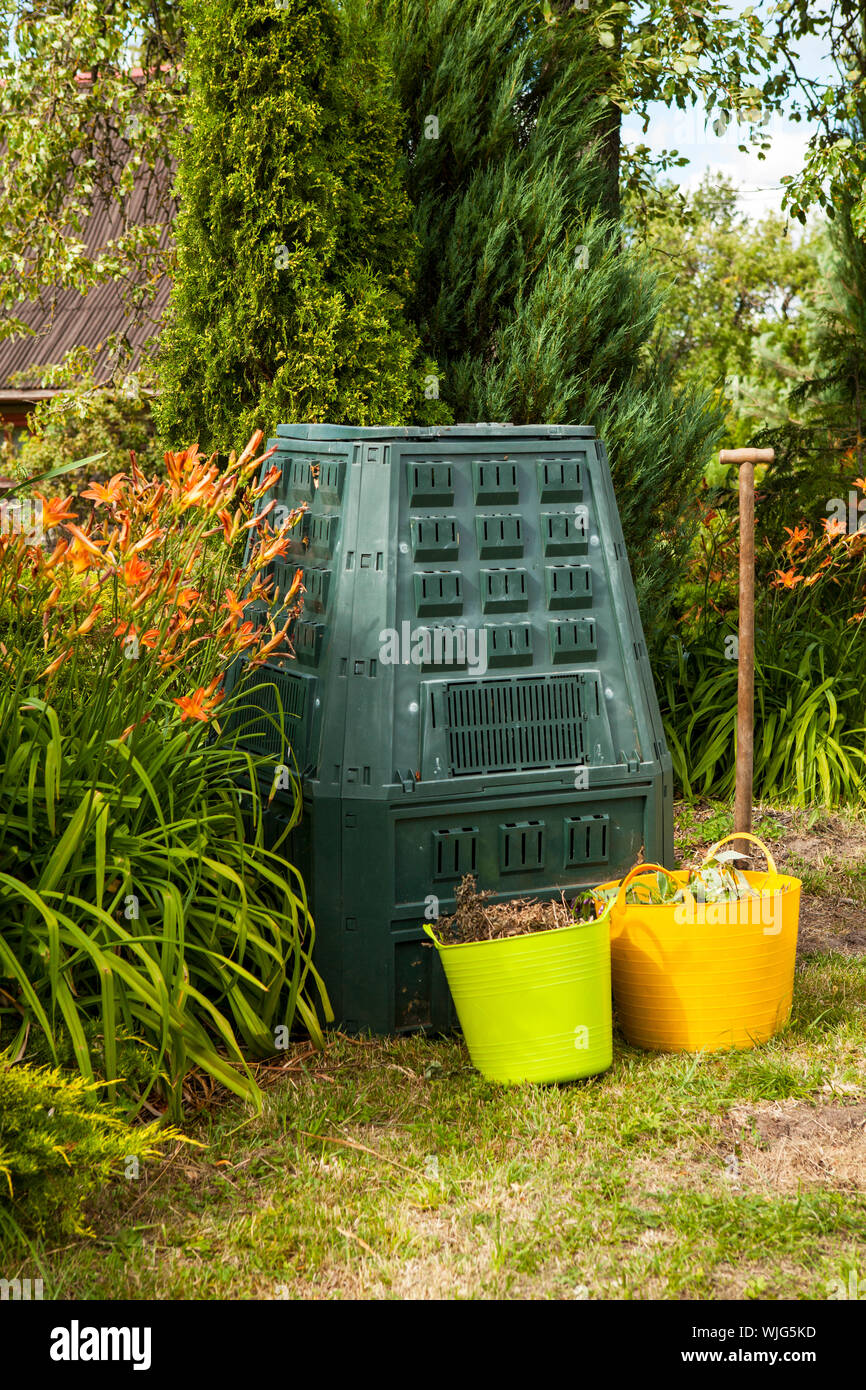 Bac à compost dans le jardin d'été Banque D'Images