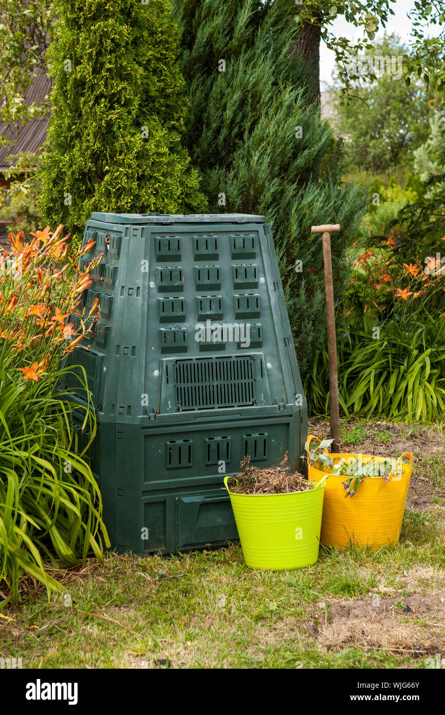 Bac à compost dans le jardin d'été Banque D'Images