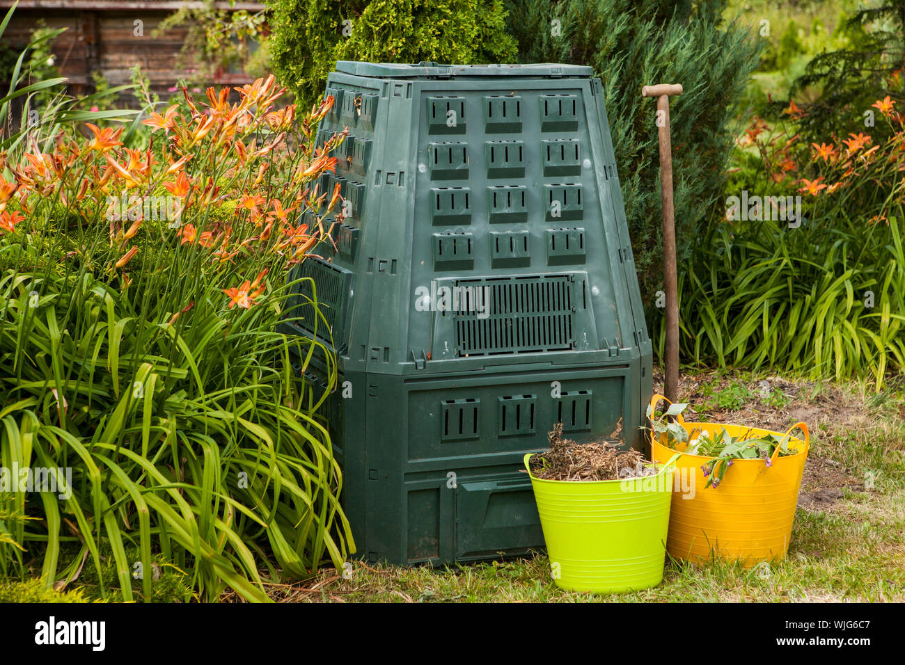 Bac à compost dans le jardin d'été Banque D'Images