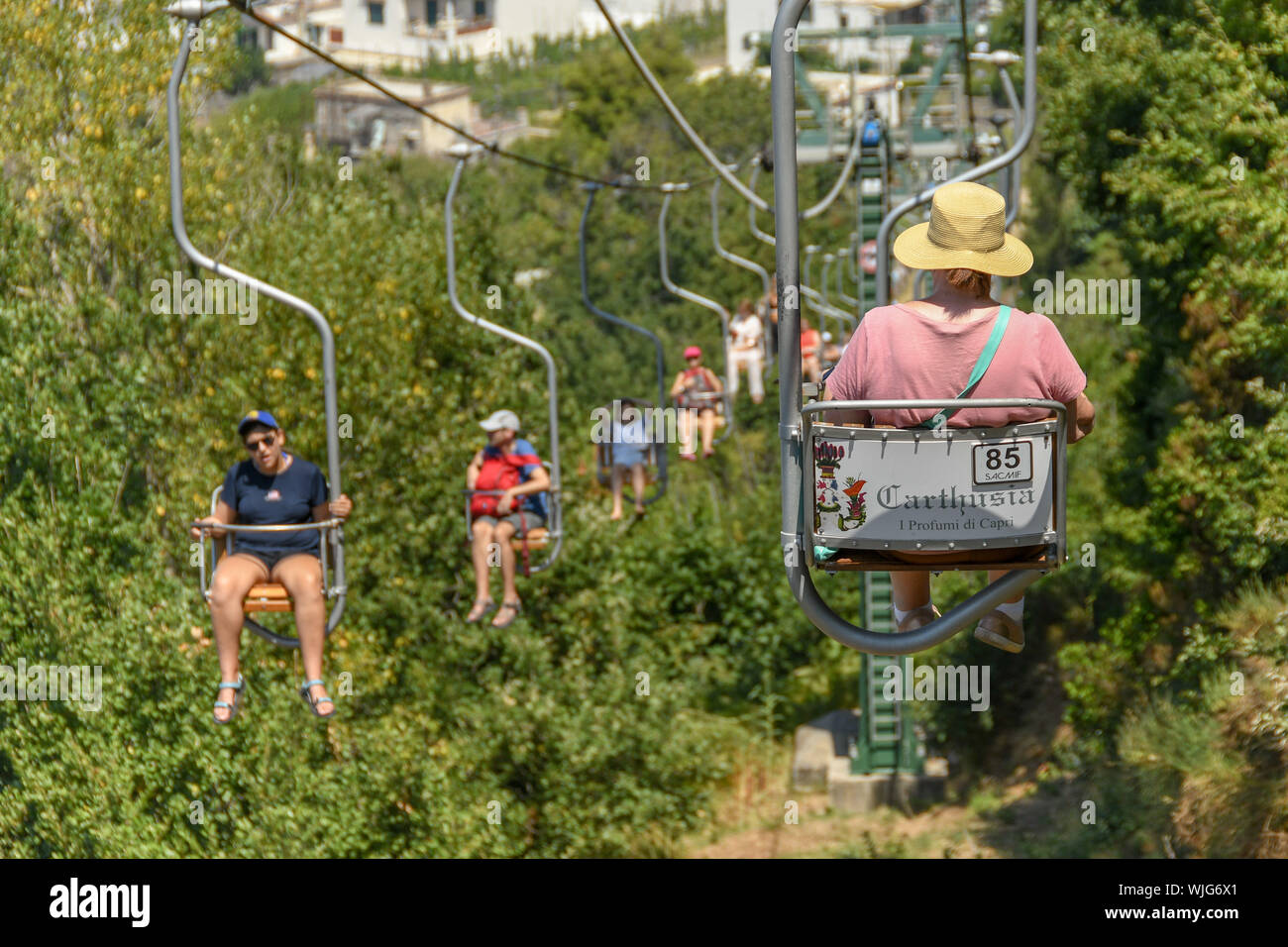 ANACAPRI, à l'île de Capri, ITALIE - AOÛT 2019 : les visiteurs sur un télésiège qui voyagent vers le haut et vers le bas pour le sommet du Mont Solaro, Anacapri ci-dessus Banque D'Images