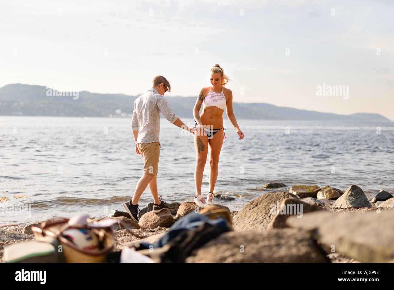 Dans l'amour couple holding hands at the beach Banque D'Images