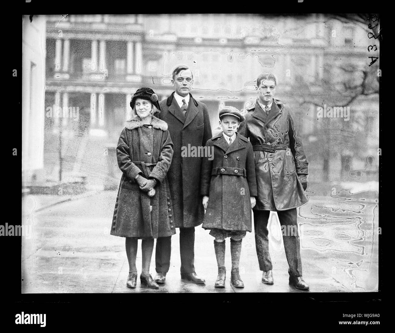 Henry C. Wallace et les enfants ; l'État, de la guerre et de la Marine Building en arrière-plan. Washington, D.C. Banque D'Images
