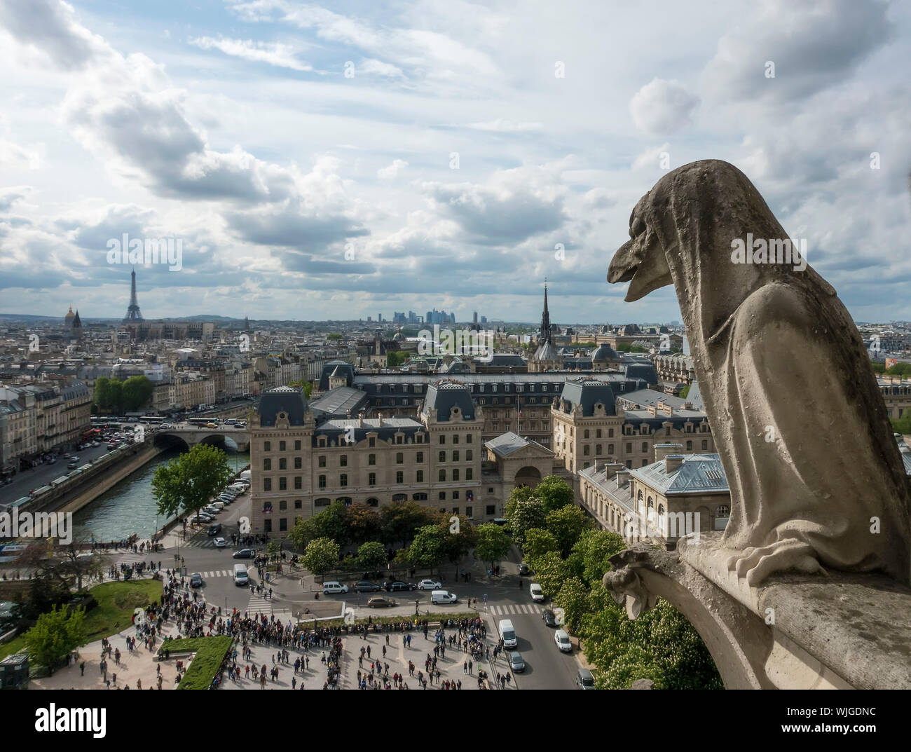 Une gargouille donne sur la ville de Paris depuis les hauteurs de la Cathédrale Notre-Dame, avant l'incendie de 2019 Banque D'Images