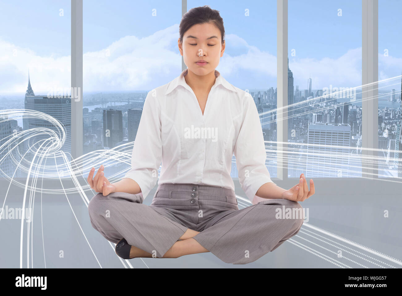 Businesswoman sitting in lotus pose contre blanc design dans la chambre Banque D'Images