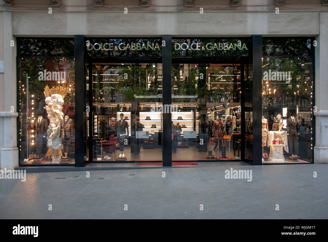 Maison de mode de luxe italien Dolce & Gabbana Shopfront Passeig de Gracia Barcelona La Catalogne Espagne vue extérieure noir argent fenêtre double portes faca Banque D'Images