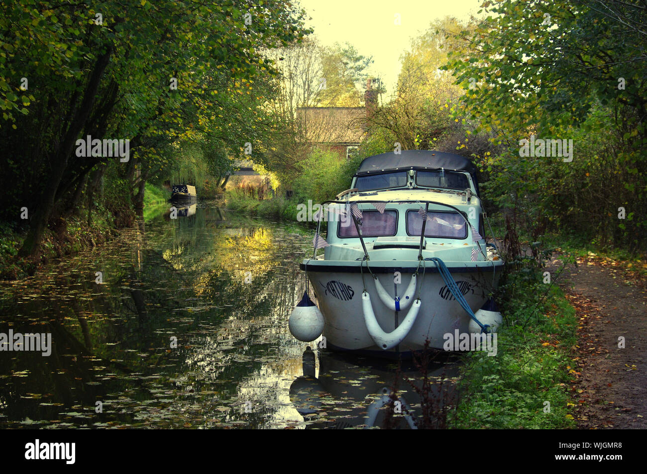 Bateau blanc sur Canal Caldon en automne Banque D'Images