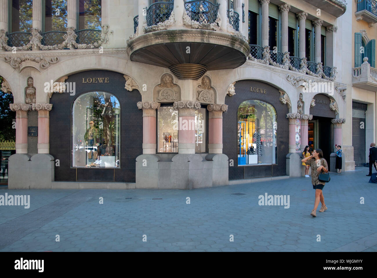 Le Magasin Loewe Passeig de Gracia Barcelona La Catalogne Espagne coin extérieur voir la mode espagnole house boutique cadeaux de luxe en cuir vêtements Vêtements Banque D'Images