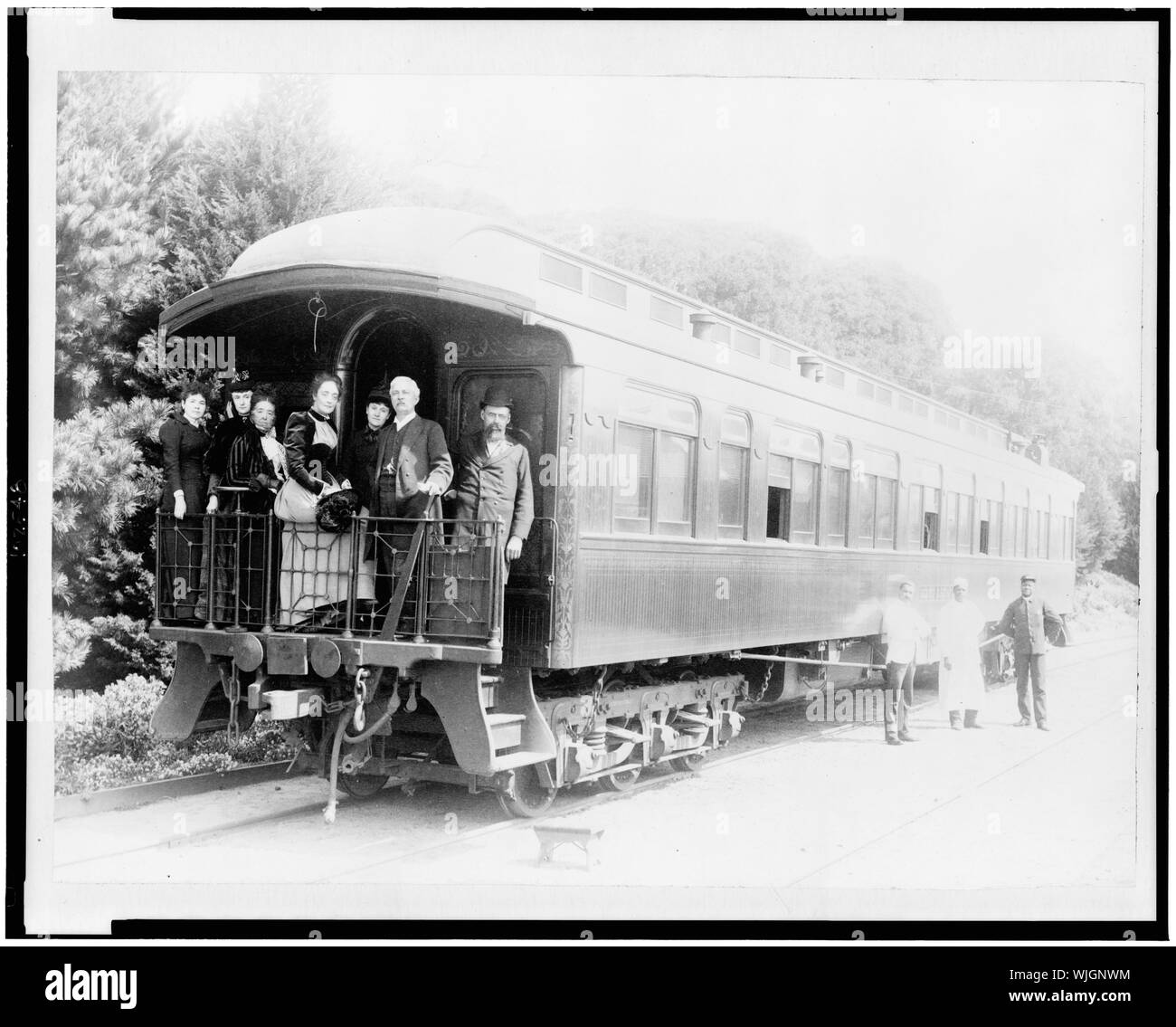 Henry M. Stanley et partie debout sur l'arrière du train à Monterey, Californie, 19 mars 1891, porteurs debout à côté de voiture Banque D'Images