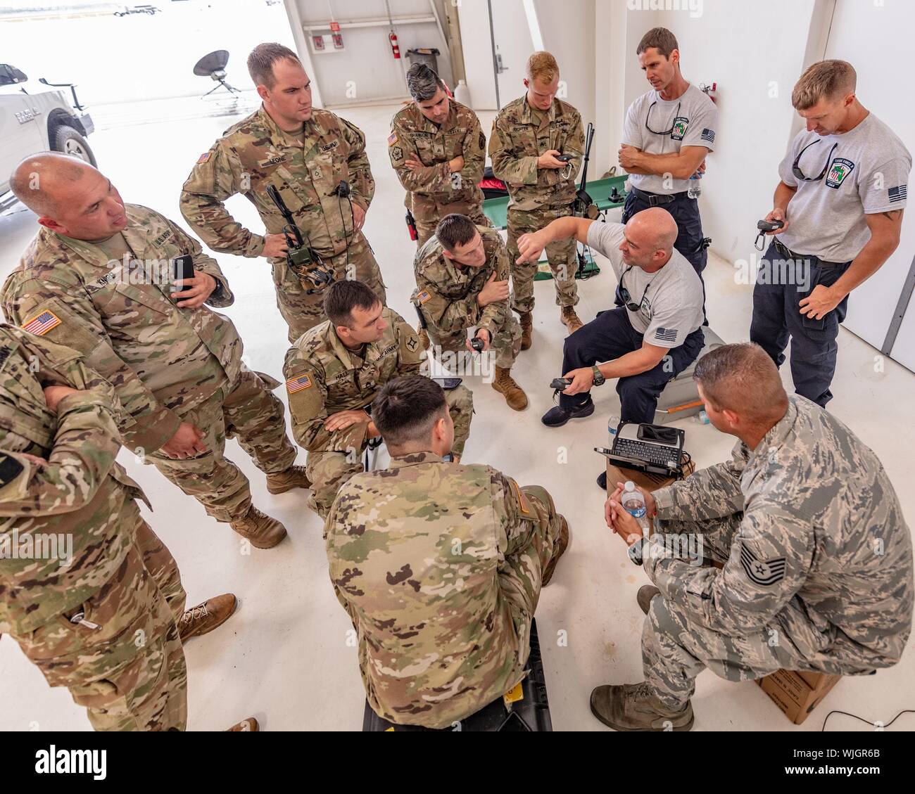 OPA-LOCKA, Floride, Floride (2 septembre 2019) -- Les soldats de la Garde nationale de Floride et les aviateurs, de la Force de réaction de l'amélioré CBRN (CERFP), de charger l'équipement et préparer d'éventuelles missions à l'intervention lors de l'Ouragan Dorian, 2019. (Photo de Ching Oettel). () Banque D'Images