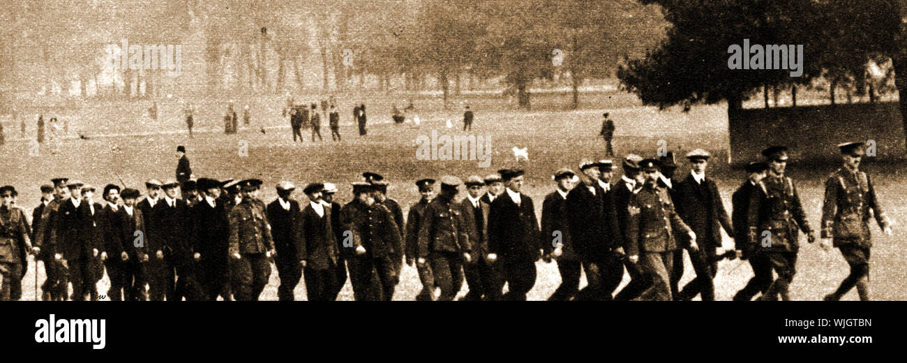 La PREMIÈRE GUERRE MONDIALE - un aperçu des nouvelles recrues de l'armée britannique marchant autour de Hyde Park, Londres Banque D'Images