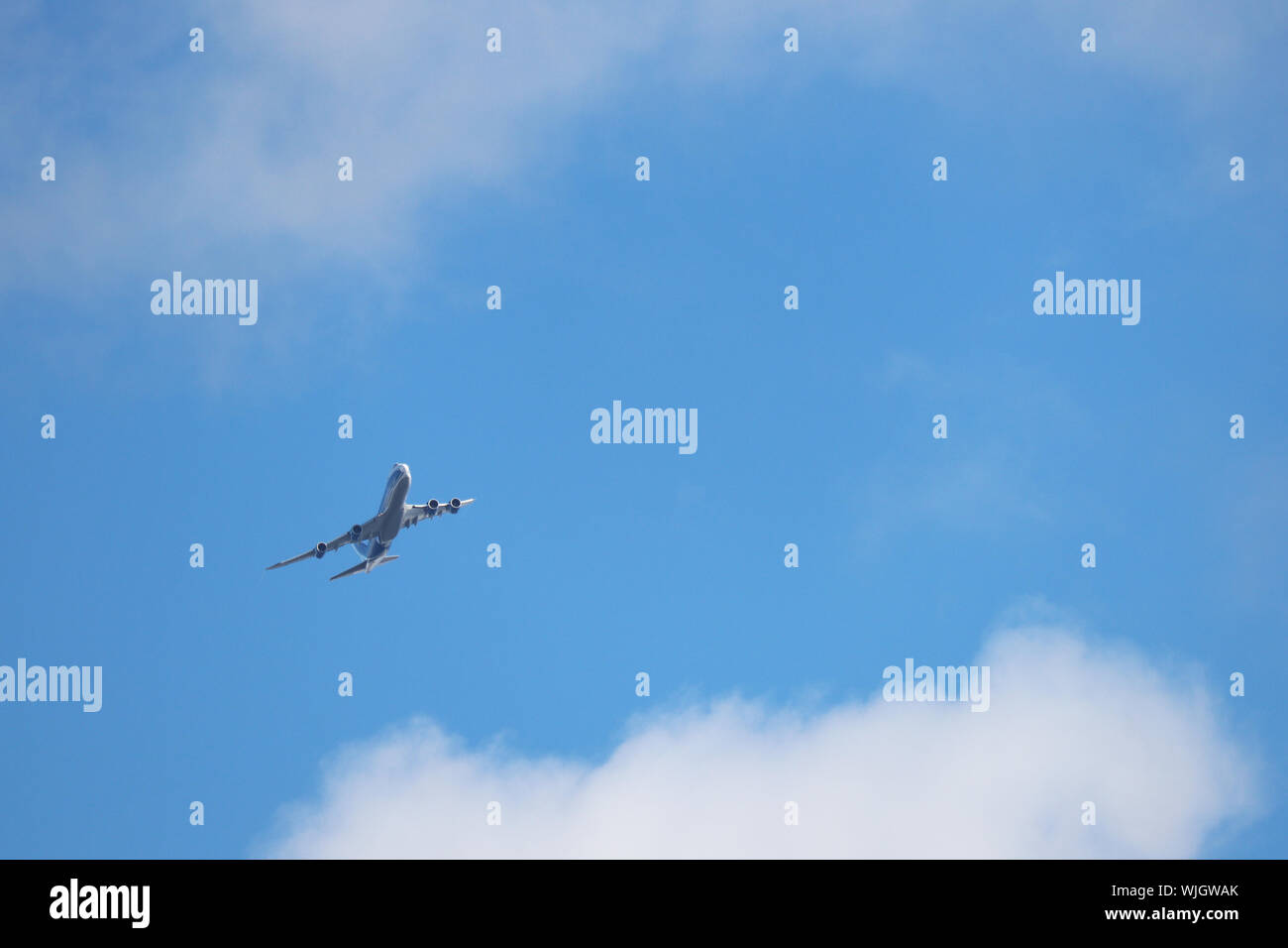 Vol d'un avion dans le ciel sur fond de nuages blancs. Avion commercial pendant le virage, concept de turbulence Banque D'Images
