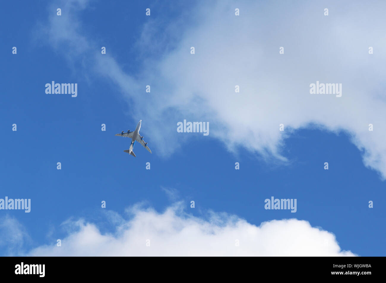 Vol d'un avion dans le ciel sur fond de nuages blancs. Avion commercial pendant le virage, concept de turbulence Banque D'Images