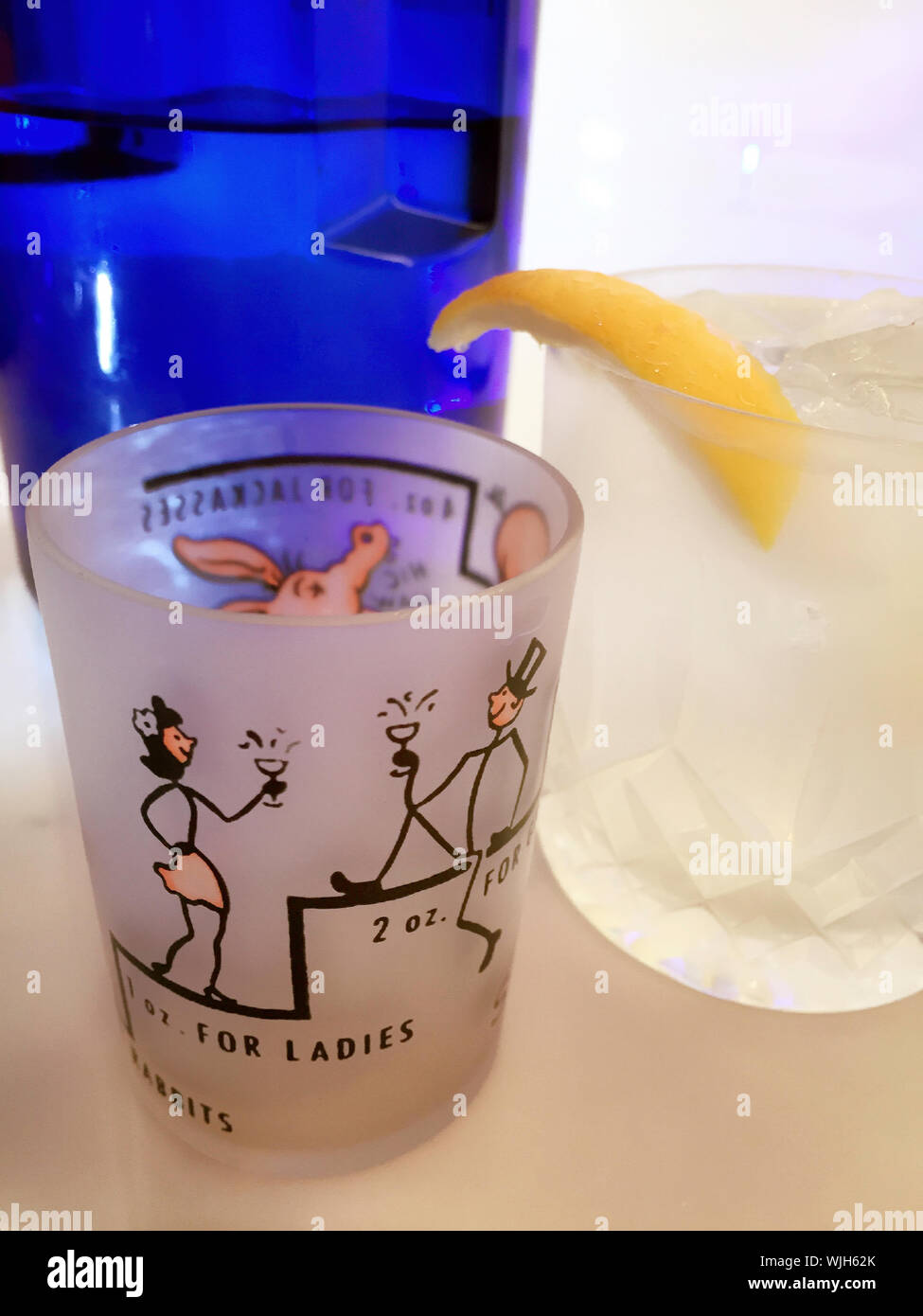 Bouteille de vodka avec un verre Banque de photographies et d’images à