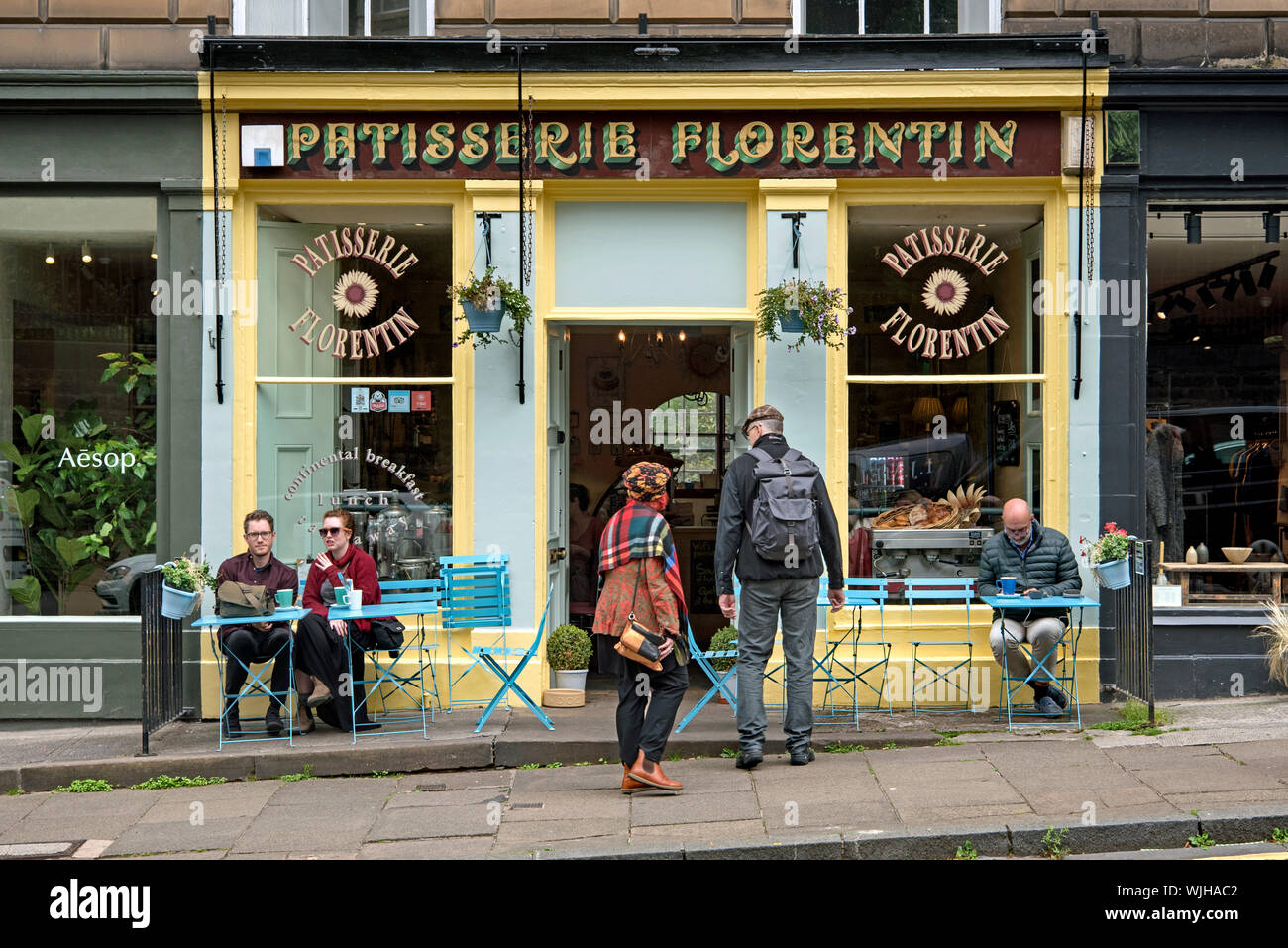 Clients assis à l'extérieur de Patisserie Florentin à Stockbridge, Édimbourg, Écosse, Royaume-Uni. Banque D'Images