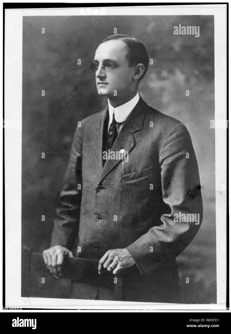 Herbert E. French, half-length portrait, debout, face à la gauche, les mains sur le dos de chaise Banque D'Images