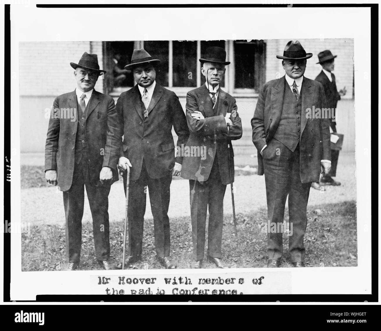 Herbert Hoover et trois membres de la Conférence de Radio, posés debout, de Banque D'Images