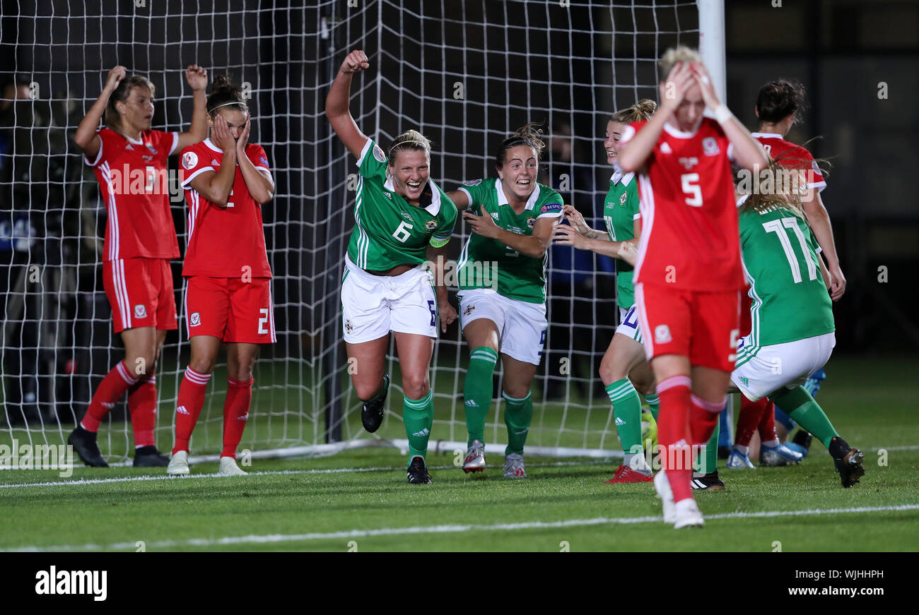 L'Irlande du Nord Ashley Hutton célèbre marquant leur deuxième but lors de l'UEFA Women's Euro 2021 Groupe admissible C match à Rodney Parade, Newport. Banque D'Images