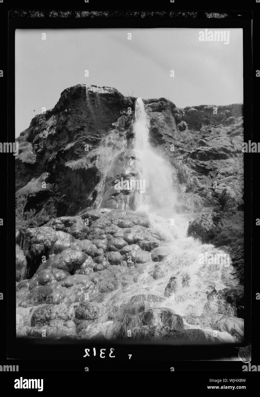 Les bains chauds d'Hérode de Callirrhoe. Wadi Zerka principaux. Les chutes d'eau bouillante refroidie suffisamment par la descente de se baigner dans Banque D'Images