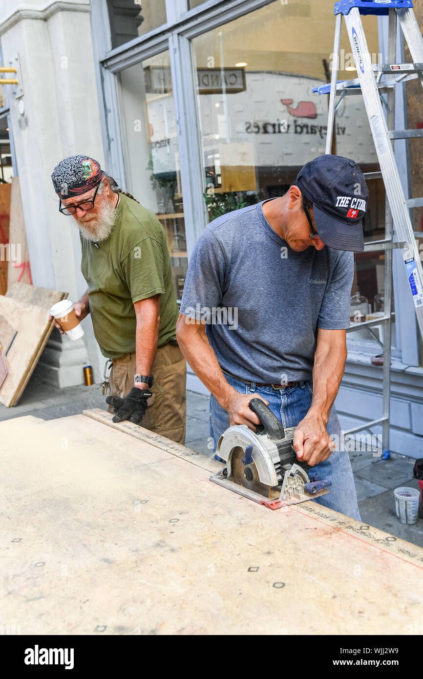 Charleston, Caroline du Sud, USA. 03 septembre 2019. Couper les panneaux pour couvrir les fenêtres d'une boutique sur la rue King historique en préparation pour l'Ouragan Dorian le 3 septembre 2019 à Charleston, Caroline du Sud. Le monster storm a dévasté les Bahamas et devrait atteindre Charleston dans la catégorie 2 d'ici jeudi matin. Crédit : Richard Ellis/Alamy Live News Banque D'Images