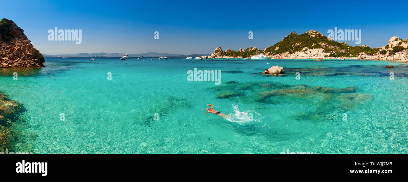 Vue panoramique de Cala Corsara Cove à l'archipel de La Maddalena en Sardaigne Banque D'Images