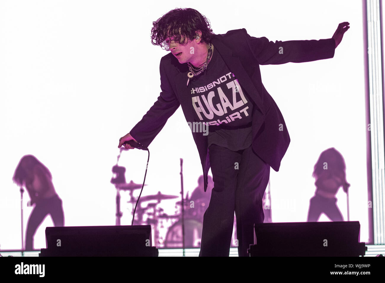 Leeds, UK. Samedi 24 août 2019. Les 1975 sont un groupe de rock pop anglaise la bande se compose de leader, chanteur et guitariste rythmique Matthew Healy, guitariste Adam Hann, le bassiste Ross MacDonald, et le batteur George Daniel performing at Leeds Festival. Le festival de musique rock annuel suivi par 75 000, qui se déroule sur le week-end férié. Crédit : Jason Richardson/Alamy Live News Banque D'Images